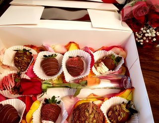 Chocolate Covered Strawberries Gift Set